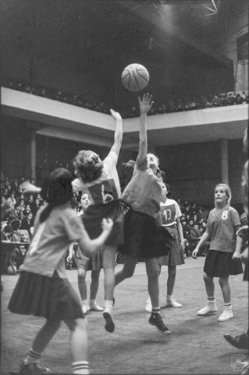 La exposición sobre la historia del baloncesto femenino alavés en la Fan Zone de la Copa de la Reina Arq-2793_055arquc389_14mar1967_baloncesto_homenaje-robert-williams