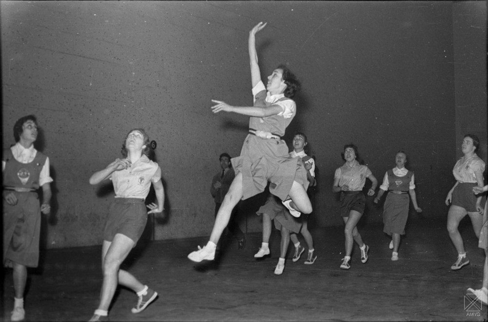 La exposición sobre la historia del baloncesto femenino alavés en la Fan Zone de la Copa de la Reina Arq-0335_104arquec2b4_22ene1958_baloncestoweb